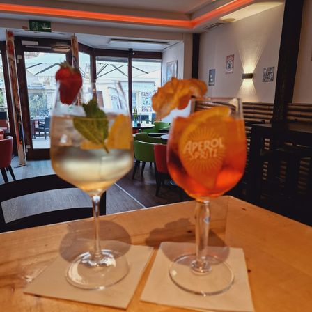 Bild enthält, Dining Table, Table, Dining Room, Glass, Alcohol, Beverage, Cocktail, Restaurant, Tabletop, Interior Design