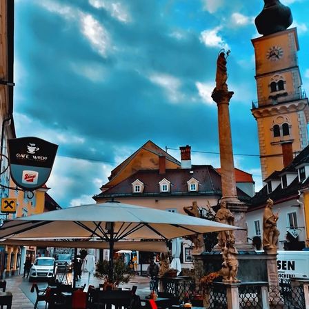 Bild enthält, Urban, Building, Cityscape, Person, Night Life, Clock Tower, Tower, E-scooter, Vehicle, City