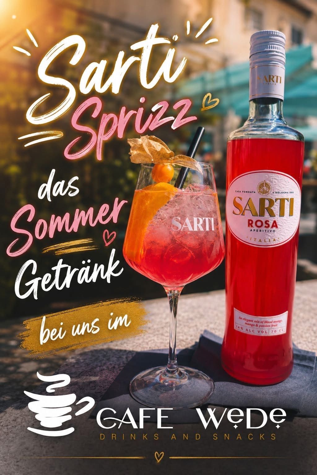 Ein Glas rosafarbener Cocktail mit einem Strohhalm und eine Flasche Sarti Rosa Aperitivo daneben. Der Text lautet 'Sarti Spritz das Sommer Getrank bei uns im'.