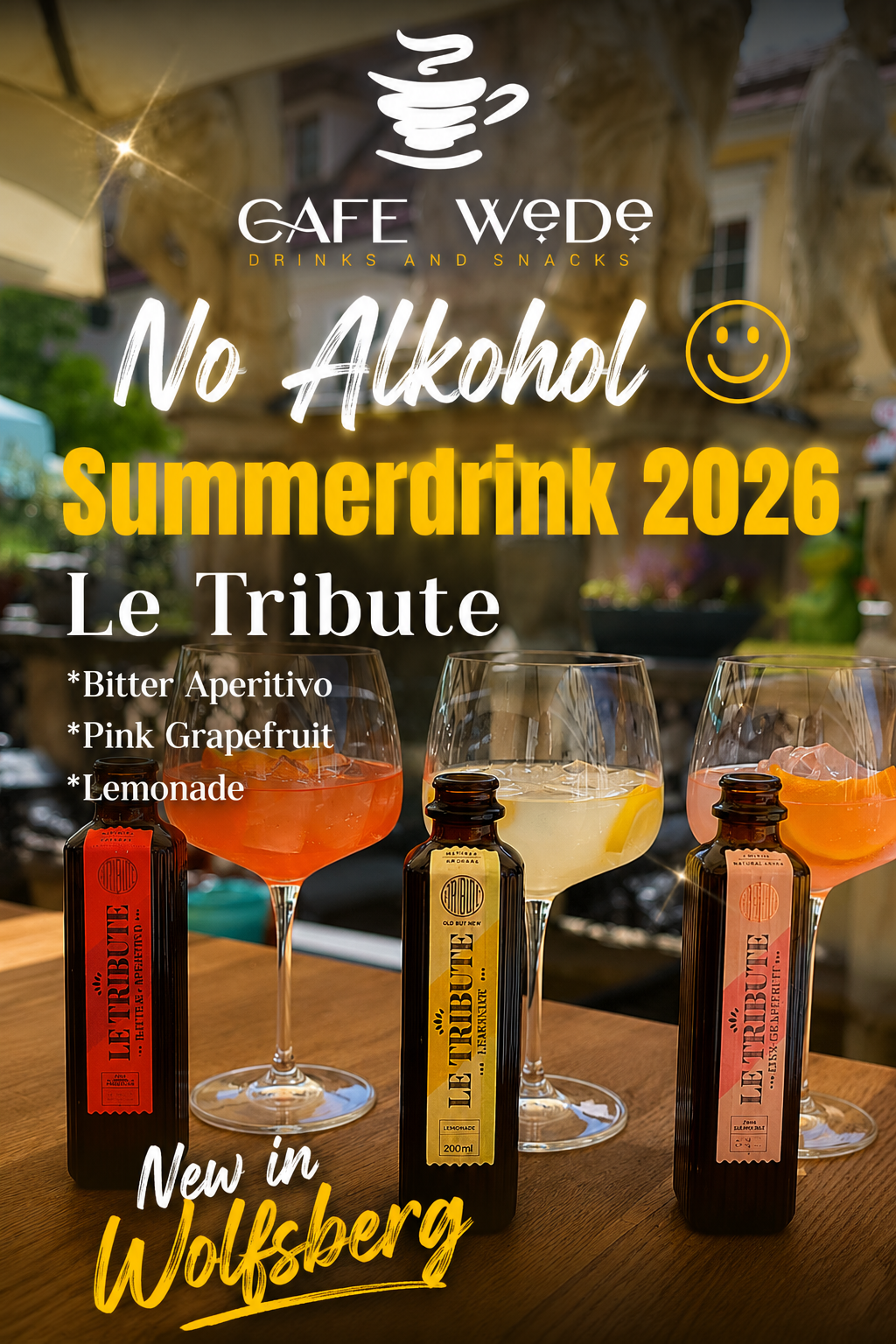 Eine Werbung für ein alkoholfreies Sommergetränk 2026 mit drei Gläsern mit Etiketten und Flaschen auf einem Holztisch.