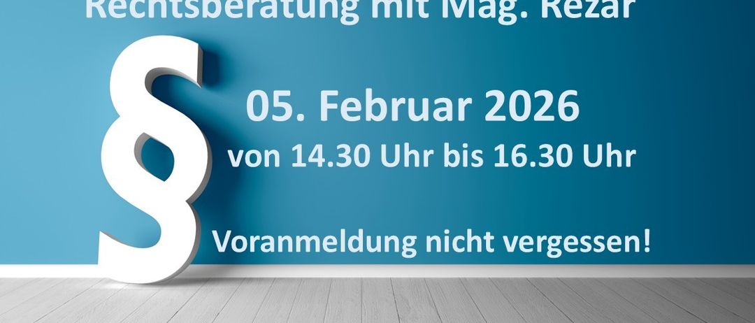 Eine blaue Wand mit einem weißen Buchstaben S. Darunter steht ein Text, der '05. Februar 2026 von 14:30 bis 16:30 Uhr. Voranmeldung nicht vergessen.' lautet. Der Raum hat einen Holzboden.