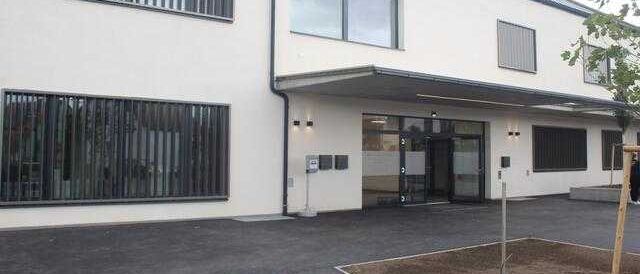 Bild enthält, Office Building, Indoors, Garage