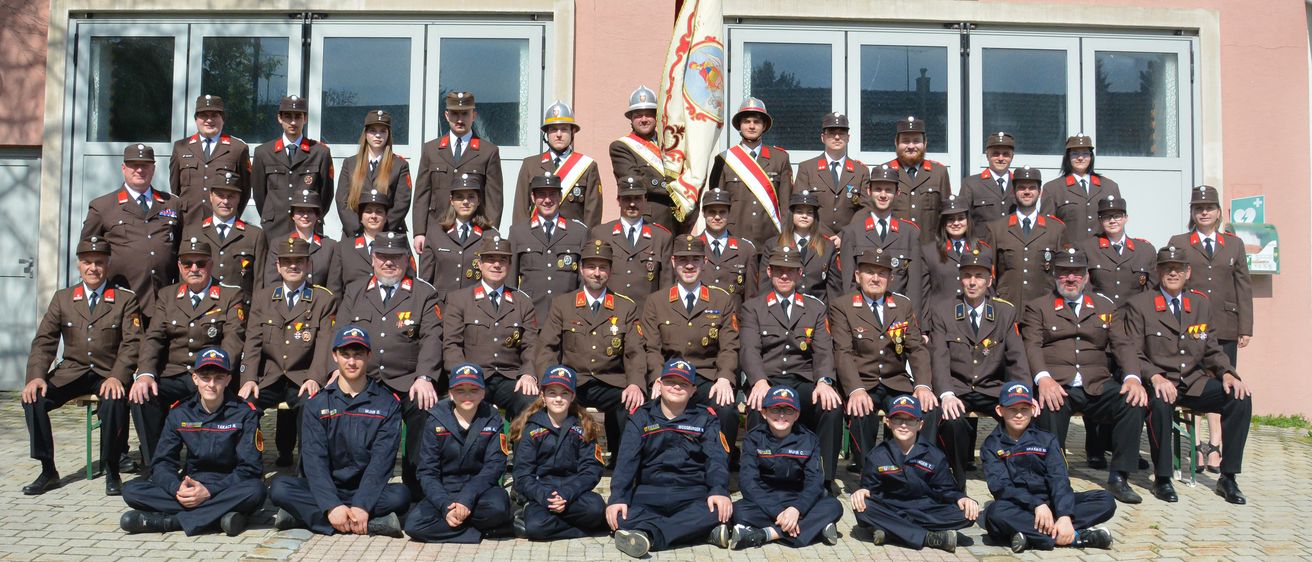 Bild enthält, People, Person, Helmet, Shoe, Hat, Officer, Glasses, Lamp, Police Officer