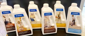 Bild enthält, Bottle, Advertisement, Person, Lotion, Clothing, Footwear, Shoe