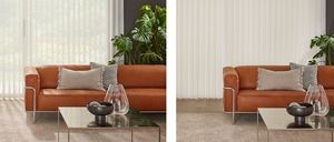 Zwei Bilder eines Wohnzimmers mit einer braunen Couch und Kissen. Das erste Bild zeigt einen Glastisch und eine Pflanze. Das zweite Bild zeigt einen weißen Vorhang.