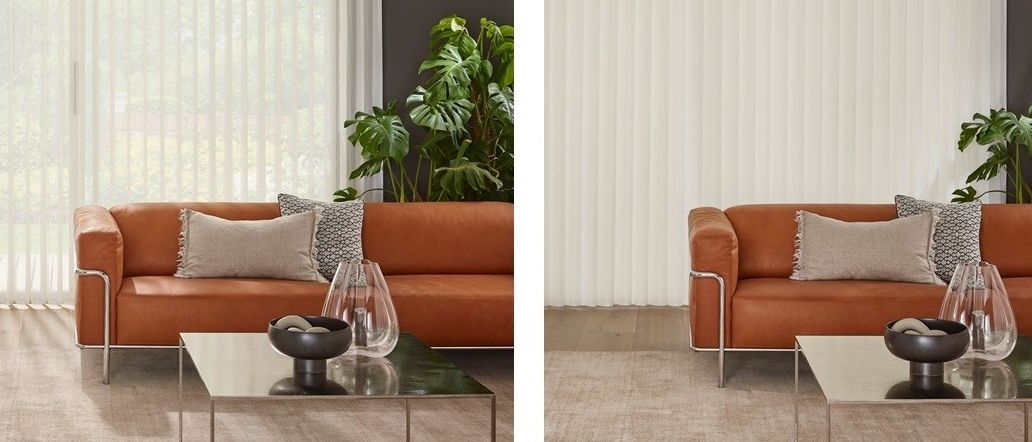 Zwei Bilder eines Wohnzimmers mit einer braunen Couch und Kissen. Das erste Bild zeigt einen Glastisch und eine Pflanze. Das zweite Bild zeigt einen weißen Vorhang.