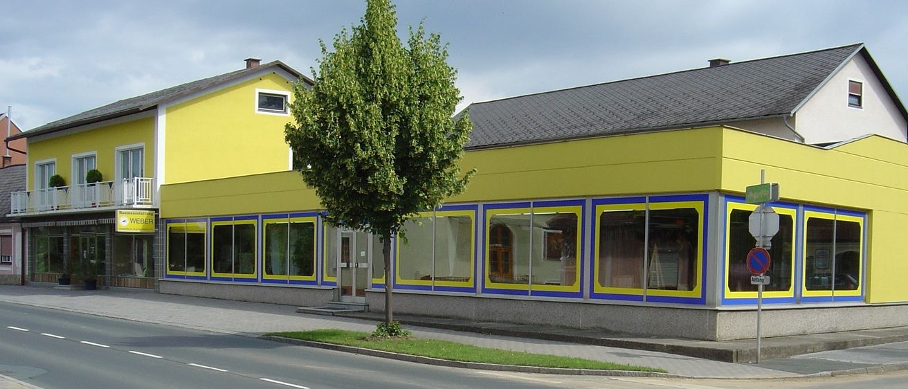 Bild enthält, Neighborhood, City, Road, Street, Corner, Tree, Building, Office Building, Shelter, Door