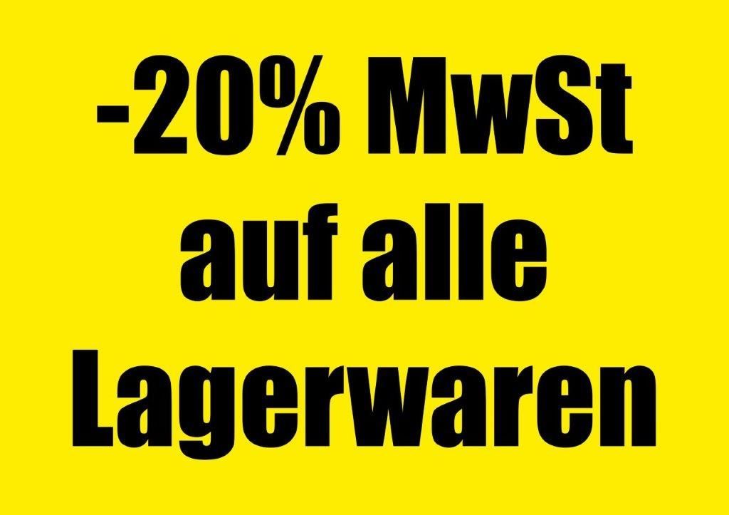 Ein gelbes Schild mit schwarzem Text besagt '-20% MWSt auf alle Lagerwaren'. Der Text ist groß und fett, vor einem hellen gelben Hintergrund.