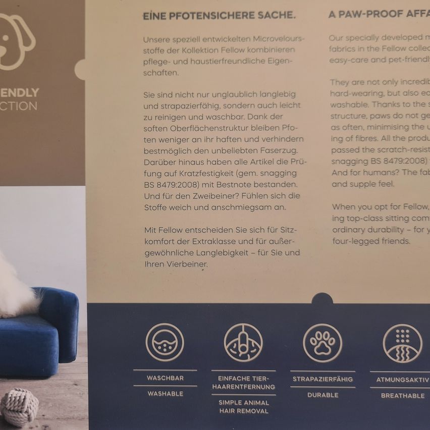 Ein Bild zeigt eine Produktbeschreibung für einen tierfreundlichen Gegenstand. Es zeigt ein blaues, hundeförmiges Objekt mit Symbolen für waschbar, einfache Tierhaarentfernung, atmungsaktiv und langlebig. Der Text hebt das pfotendichte Design und die einfache Pflege hervor.