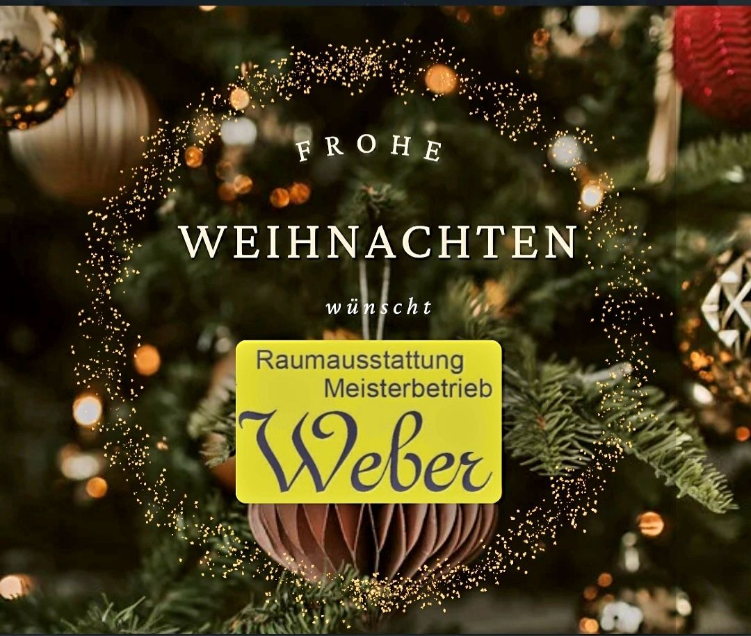 Ein Weihnachtsgruß von Weber mit einem geschmückten Weihnachtsbaum, funkelnden Lichtern, Ornamenten und einem gelben Schild mit der Aufschrift 'Raumausstattung Meisterbetrieb Weber'. Über dem Baum steht der Text 'FROHE WEIHNACHTEN'.