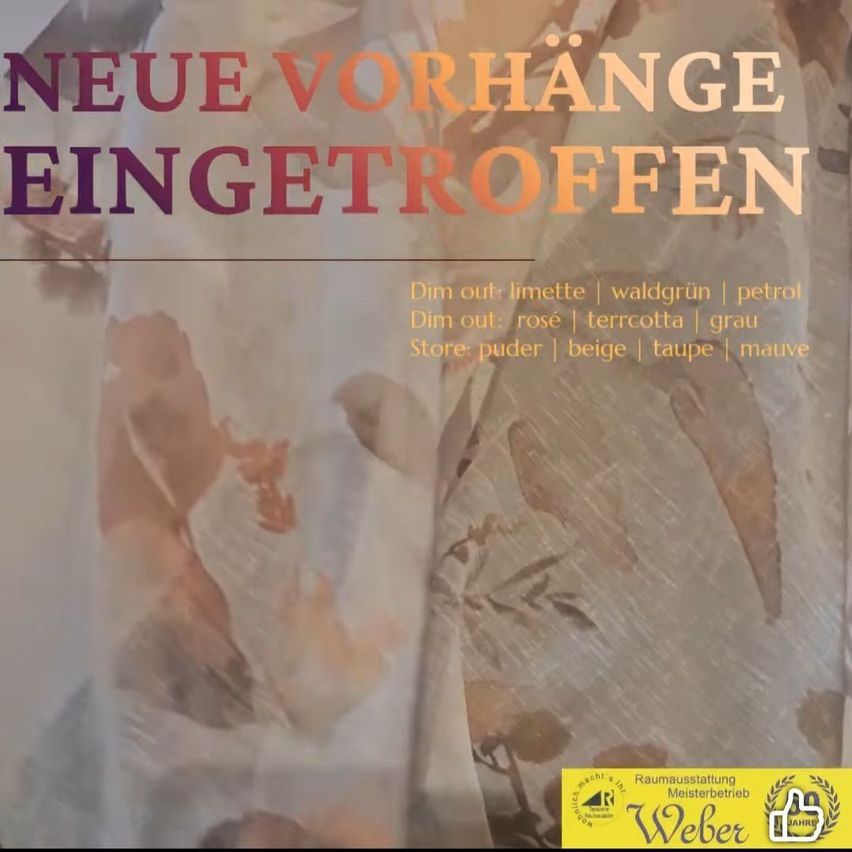 Ein Werbeposter mit abstraktem, strukturiertem Hintergrund und dem Titel 'Neue Vorhänge Eingetroffen'. Es listet verschiedene Farben und Oberflächen in den Kategorien dim und store auf. Unten befinden sich Logos und der Name 'Weber'.