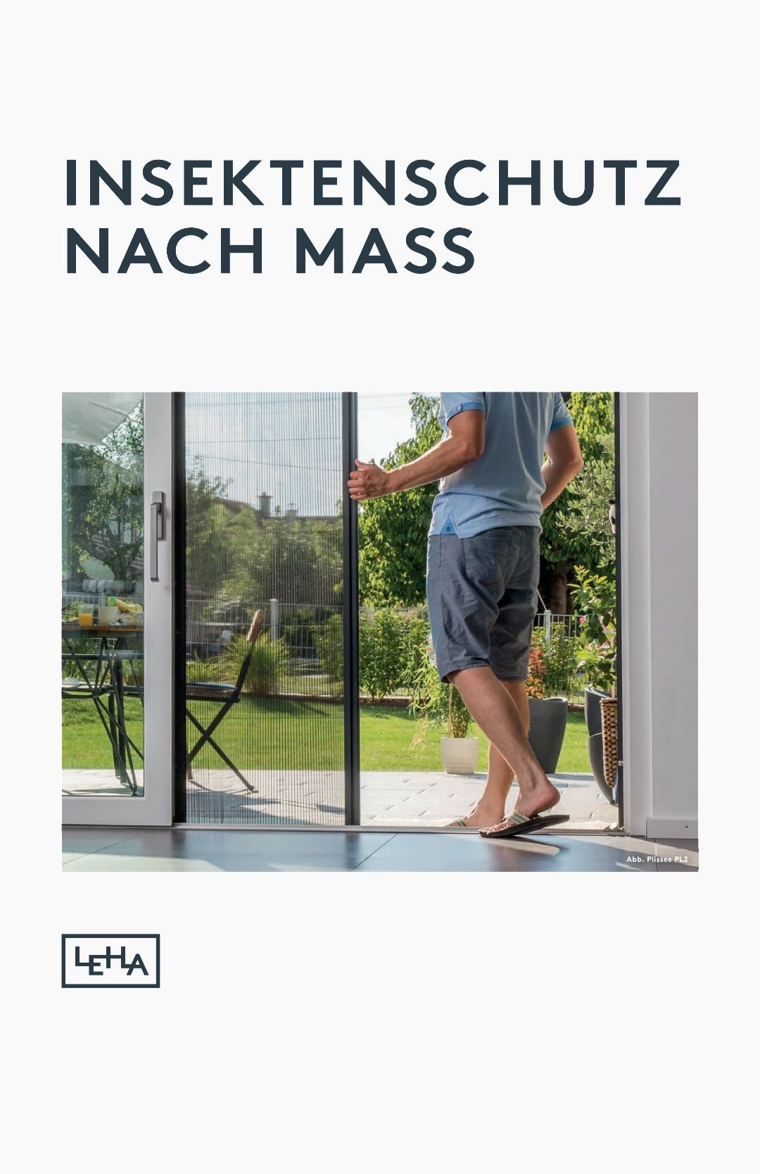 Ein Mann in Shorts und Sandalen steht mit den Händen an der Glastür und öffnet sie. Dahinter befindet sich ein Garten mit Pflanzen und einem Tisch mit einer Tasse. Der Text 'NACH MASS' ist oben.