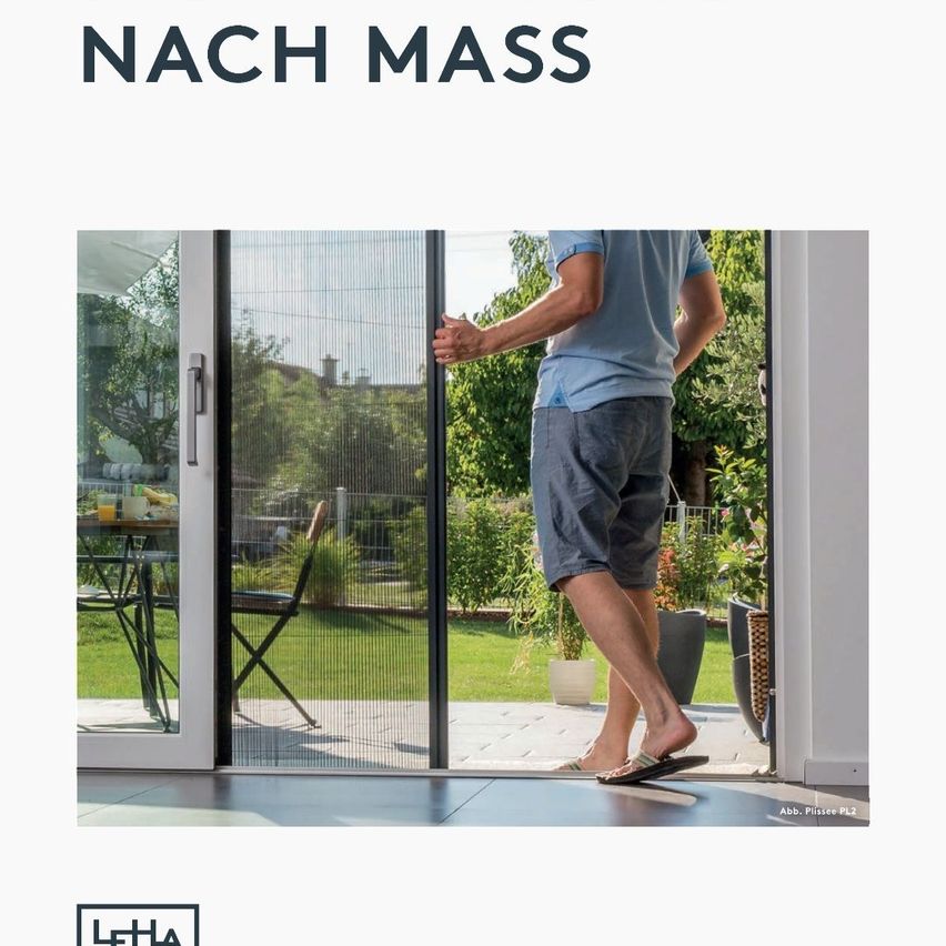 Ein Mann in Shorts und Sandalen steht mit den Händen an der Glastür und öffnet sie. Dahinter befindet sich ein Garten mit Pflanzen und einem Tisch mit einer Tasse. Der Text 'NACH MASS' ist oben.