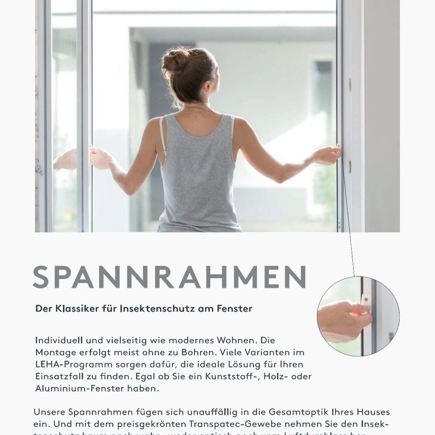 Eine Frau steht mit ausgestreckten Armen vor einer Glastür und präsentiert eine Produktwerbung für Insektenschutzrahmen. Der Text betont die Vielseitigkeit und individuelle Installation dieser Rahmen, geeignet für verschiedene Fenstermaterialien.