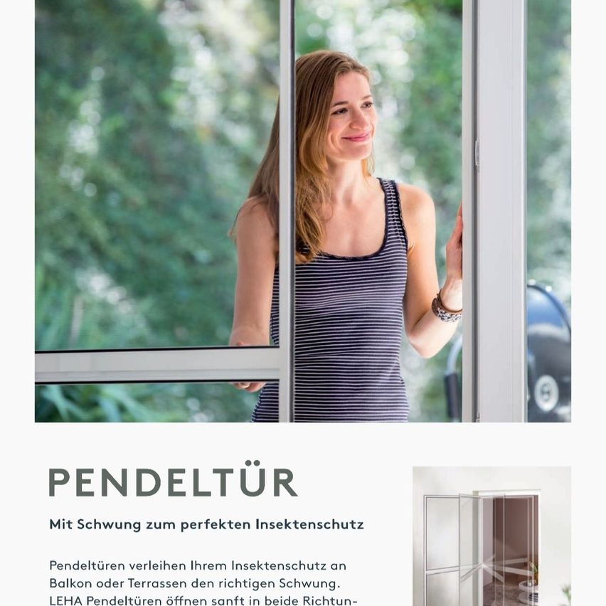 Eine Frau mit einem Lächeln steht vor einem Glasfenster und scheint es zu öffnen. Das Fenster hat einen Metallrahmen und eine Reflexion eines Baumes. Das Bild hat einen Wasserzeichen mit dem Text 'PENDELTÜR' oben links.