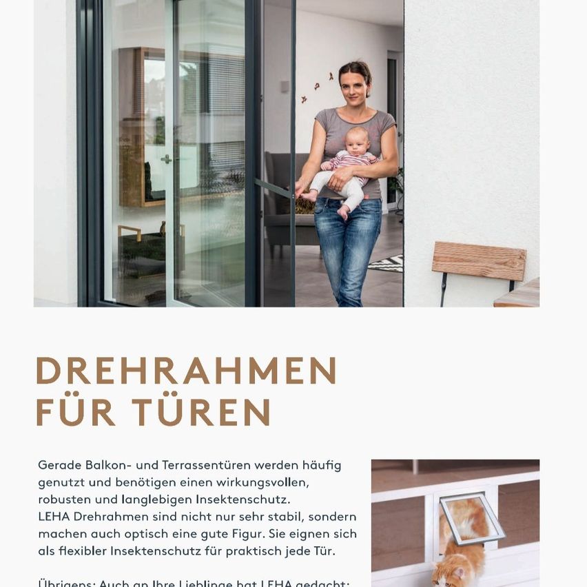 Ein Bild zeigt eine Frau mit einem Baby vor einer Schiebetür. Der Text lautet 'Drehrahmen für Türen.' Die Beschreibung betont die Notwendigkeit eines wirksamen Insektenschutzes für Balkon- und Terrassentüren. Sie hebt die Stabilität und ästhetische Anziehungskraft von Leha-Drehrahmen hervor.