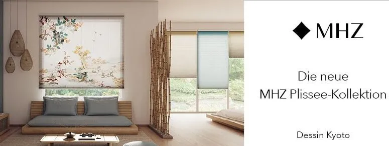 Ein Bild eines modernen Zimmers mit Holzböden, das eine Couch mit Kissen, Bambusdekor und Rolläden zeigt. Das Fenster hat eine malerische Aussicht und ist mit der Marke 'MHZ' gekennzeichnet.