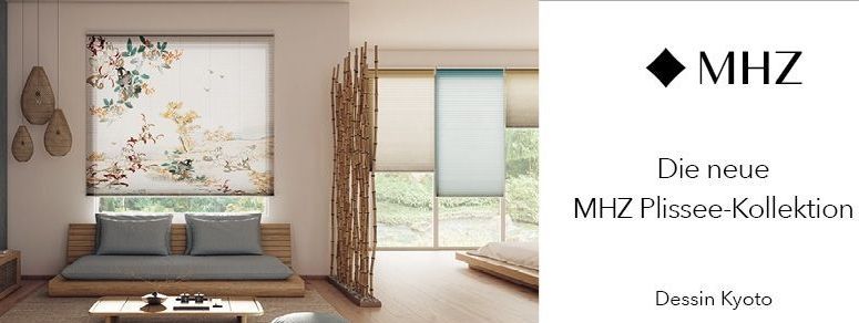 Ein Bild eines modernen Zimmers mit Holzböden, das eine Couch mit Kissen, Bambusdekor und Rolläden zeigt. Das Fenster hat eine malerische Aussicht und ist mit der Marke 'MHZ' gekennzeichnet.
