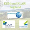Das Bild zeigt eine malerische Landschaft mit sanften Hügeln und einem klaren Himmel, gekennzeichnet durch 'KEM und KLAR! Joglland'. Logos für 'powered by klima+energie fonds', 'KLAR! KlimawandelAnpassungs ModellRegionen' und 'Klima- und Energie-Modellregionen' sind ebenfalls vorhanden.