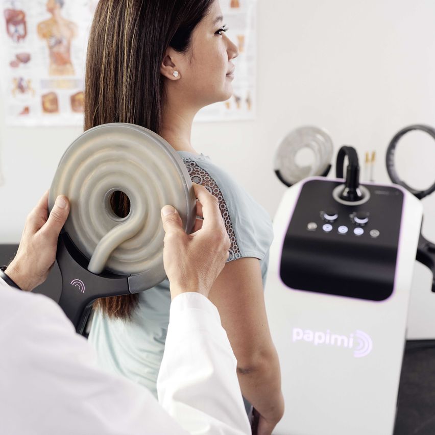 Bild enthält, Adult, Female, Person, Woman, Face, Head, VR Headset