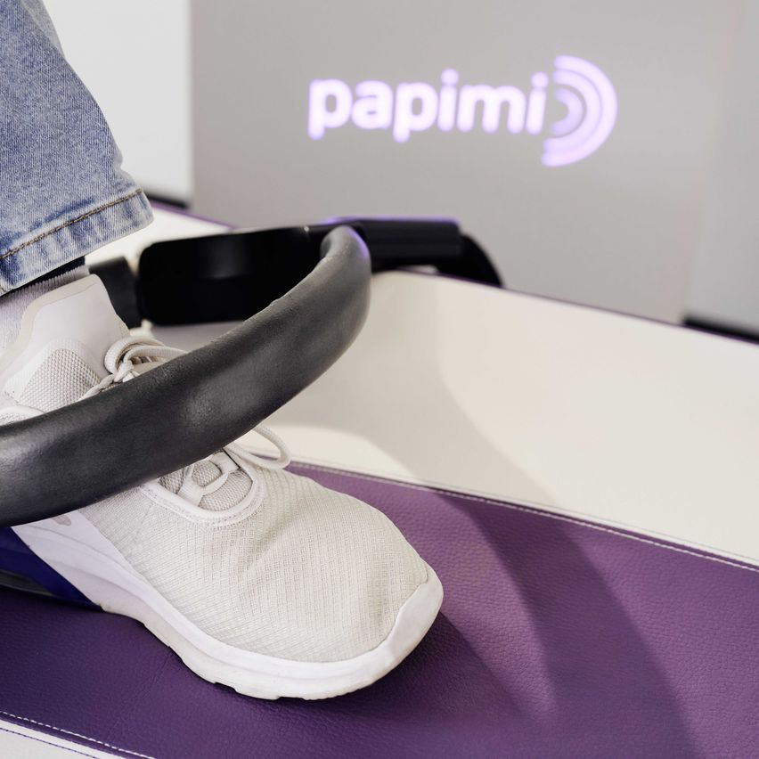 Bild enthält, Clothing, Footwear, Shoe, Sneaker, Jeans, Pants