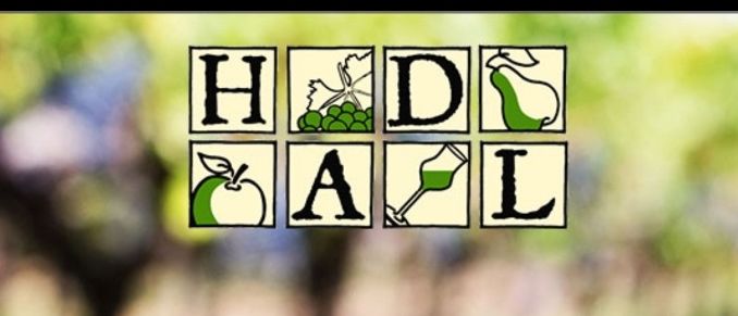 Ein Bild eines Weinbergs mit einem Logo, das die Buchstaben H, D, A und L sowie Symbole von Birne, Apfel und einem Weinglas zeigt.