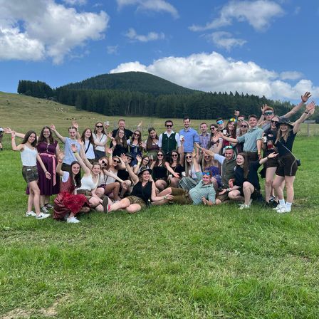 Bild enthält, Grass, Groupshot, Person, People, Nature, Outdoors, Park, College, Shorts, Glasses