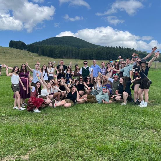 Bild enthält, Grass, Groupshot, Person, People, Nature, Outdoors, Park, College, Shorts, Glasses