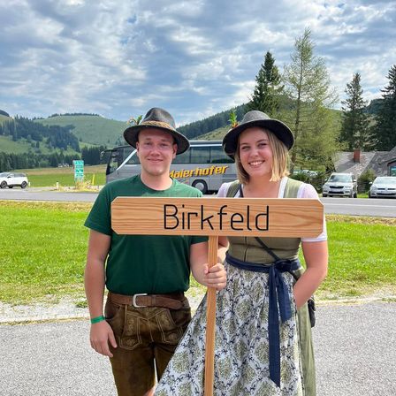 Bild enthält, Shorts, Photography, Portrait, Outdoors, Nature, Vegetation, T-Shirt, Grass, Bag, Tree