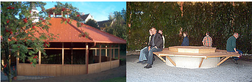 Zwei Bilder zeigen ein Pavillon mit rotem Dach und eine Gruppe von Menschen, die um einen Holztisch sitzen. Der Pavillon hat Glasfenster und ist von Bäumen umgeben.