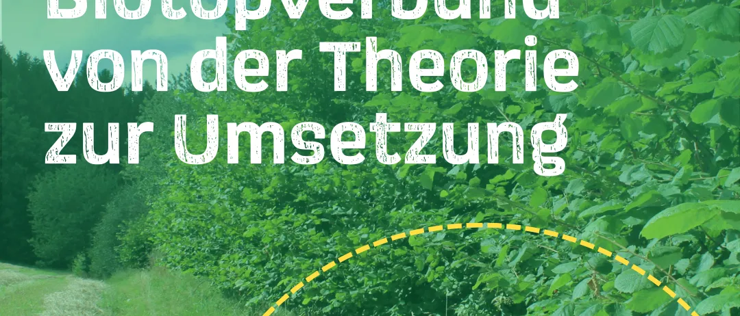 Ein Bild eines Plakats für einen Naturpark-Gespräch, mit grünem Hintergrund, einer Hand und Text über den Biotopverbund von der Theorie zur Umsetzung, mit Datum und Uhrzeit für die Veranstaltung.