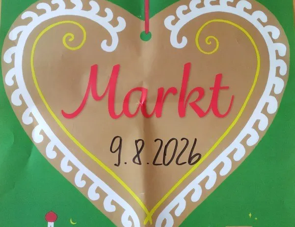 Ein grünes Plakat mit Herzform-Design. Das Wort 'Markt' ist in Pink geschrieben, und das Datum '9.8.2026' steht darunter. Das Plakat hat ein Band, das daran gebunden ist. Der Hintergrund ist grün mit einer Dorfszene.