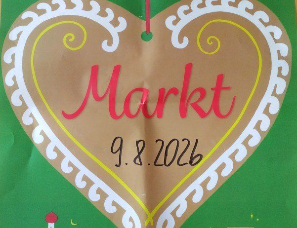 Ein grünes Plakat mit Herzform-Design. Das Wort 'Markt' ist in Pink geschrieben, und das Datum '9.8.2026' steht darunter. Das Plakat hat ein Band, das daran gebunden ist. Der Hintergrund ist grün mit einer Dorfszene.