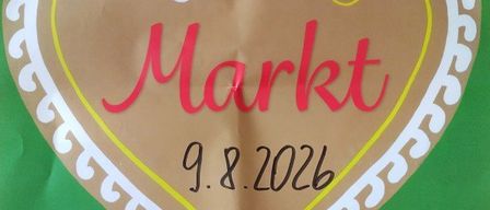 Ein grünes Plakat mit Herzform-Design. Das Wort 'Markt' ist in Pink geschrieben, und das Datum '9.8.2026' steht darunter. Das Plakat hat ein Band, das daran gebunden ist. Der Hintergrund ist grün mit einer Dorfszene.