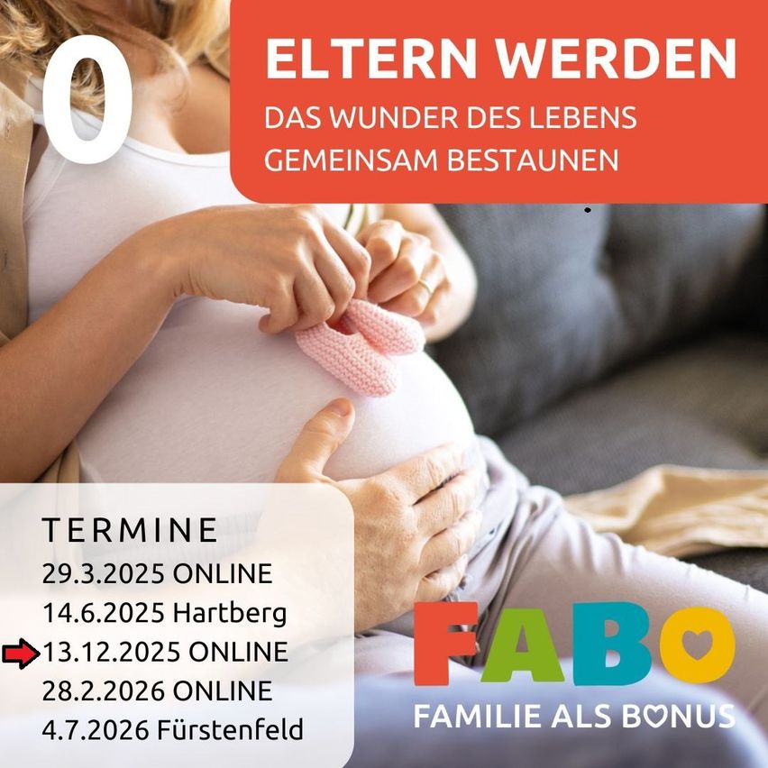 Eine schwangere Frau hält eine rosa gestrickte Baby-Schuhklappe. Sie schaut auf die Schuhklappe und hält ihren Bauch. Die Worte "Eltern werden das Wunder des Lebens gemeinsam bestaunen" stehen oben links. Die Daten und Orte sind unten aufgeführt. Das Bild hat ein Wasserzeichen von "FABE" unten rechts.