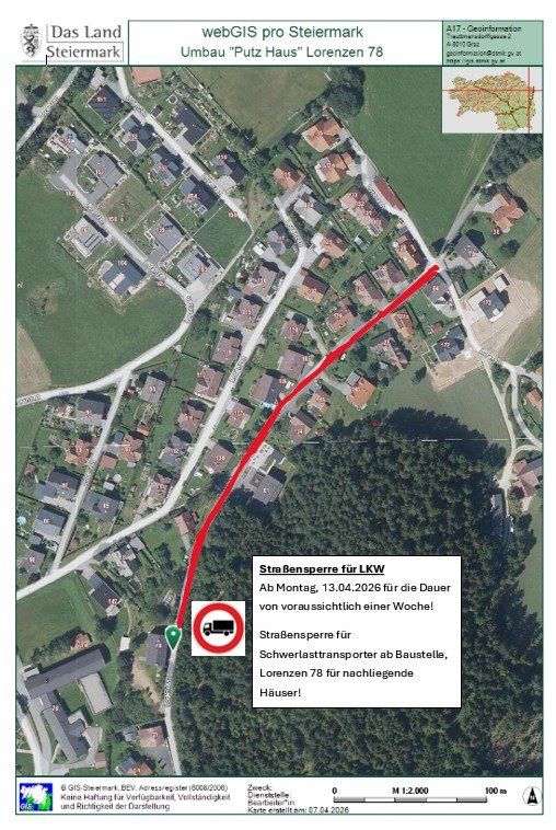 Eine Karte zeigt ein Wohngebiet mit einer roten Linie, die eine Straße markiert. Ein Schild weist auf eine Straßensperrung für Lastwagen hin. Die Karte ist beschriftet mit 'webGIS pro Steiermark Umbau Putz Haus Lorenzen 78' und enthält das Datum 13.04.2026.