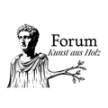 Eine Schwarz-Weiß-Zeichnung eines römischen Mannes mit einem Blattzweig über ihm. Über dem Mann stehen die Worte 'Forum Kunst aus Holz'.