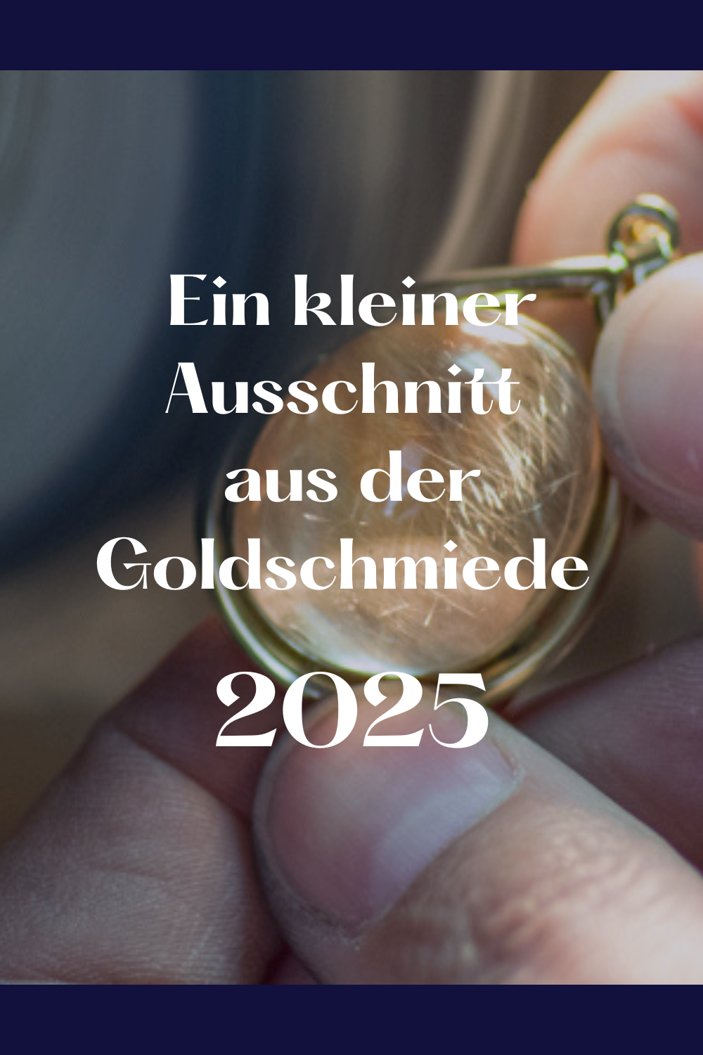Eine Hand hält eine goldene Locket mit einem Kristall darin. Die Worte Ein kleiner Ausschnitt aus der Goldschmiede 2025 sind auf dem Bild geschrieben.