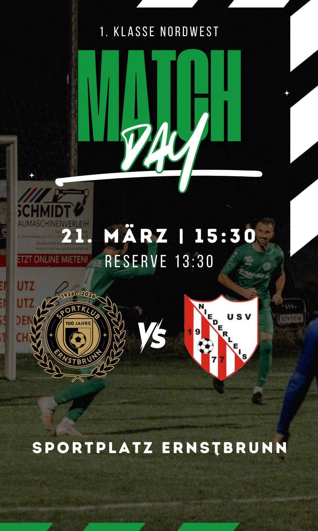 Ein Plakat für ein Fußballspiel zwischen Sportklub Ernstbrunn und NiedeUSV am 21. März um 15:30 Uhr. Das Reservespiel ist um 13:30 Uhr. Spieler laufen auf dem Feld.