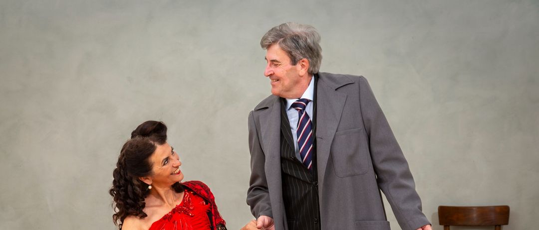 Bild enthält, Dress, Evening Dress, Formal Wear, Coat, Suit, Adult, Bride, Female, Person, Woman