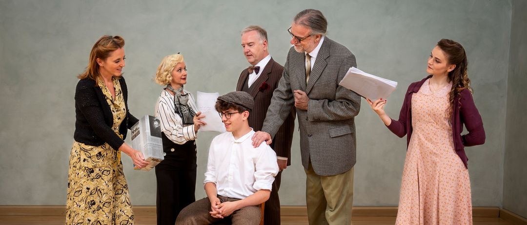 Bild enthält, Adult, Female, Person, Woman, Shoe, High Heel, Lady, Male, Man, Tie