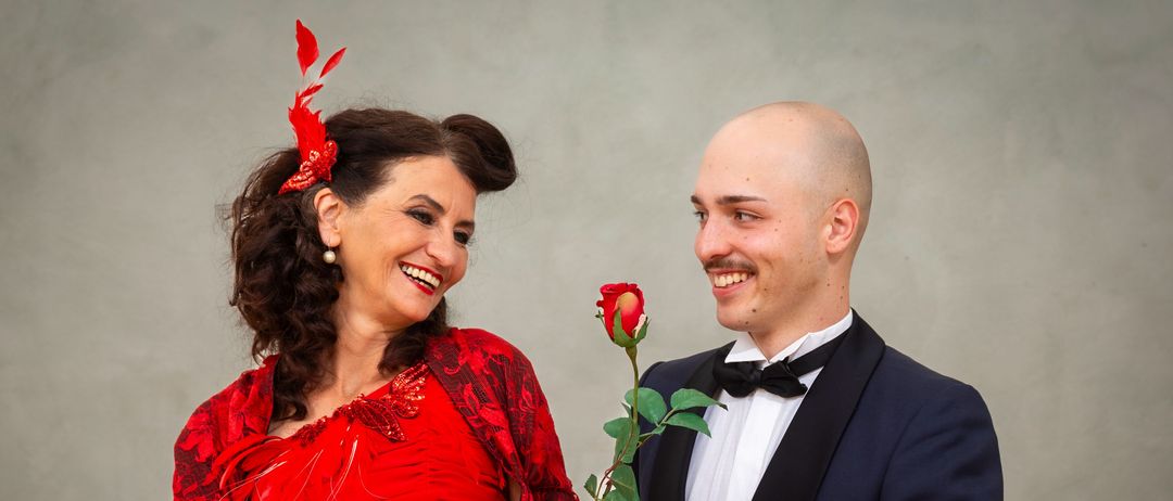 Bild enthält, Rose, Formal Wear, Suit, Dress, Head, Person, Face, Blazer, Happy, Man