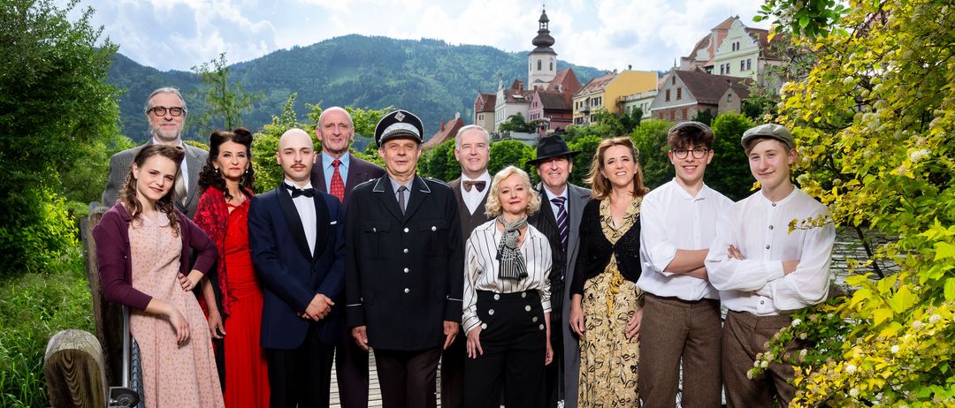 Bild enthält, People, Person, Groupshot, Coat, Formal Wear, Suit, Adult, Male, Man, Blazer