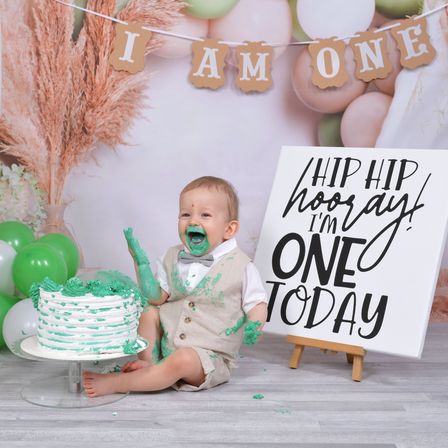 Bild enthält, People, Person, Birthday Cake, Fun, Party, Baby, Head, Face, Tie, Birthday Party