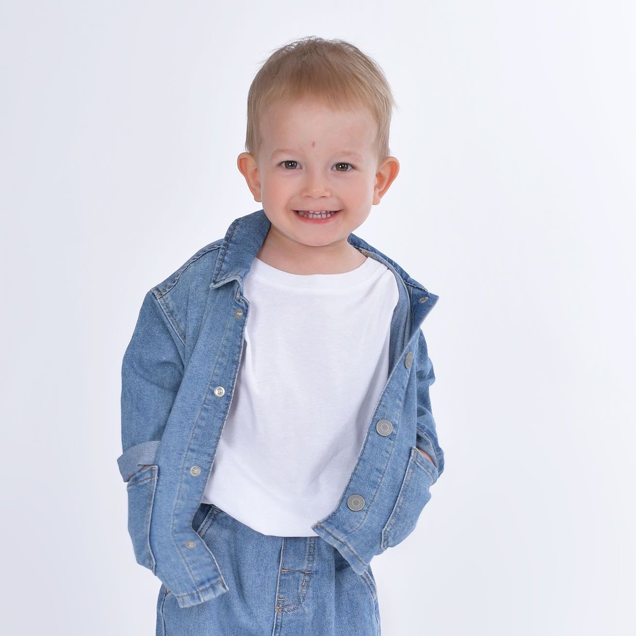 Bild enthält, Pants, Jeans, Boy, Child, Male, Person, Portrait, Coat, Shoe, Jacket