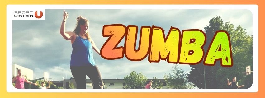 Eine Frau tanzt energisch vor einem großen Wort 'Zumba'. Hinter ihr tanzen auch mehrere Personen, und es gibt Bäume und einen Basketballkorb im Hintergrund.