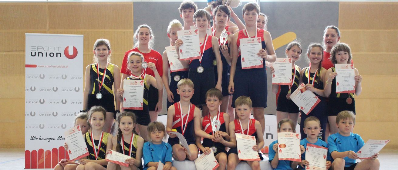 Bild enthält, People, Person, Boy, Child, Male, Female, Girl, Adult, Woman, Necklace