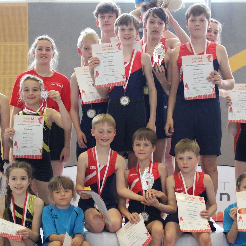 Bild enthält, People, Person, Boy, Child, Male, Female, Girl, Adult, Woman, Necklace