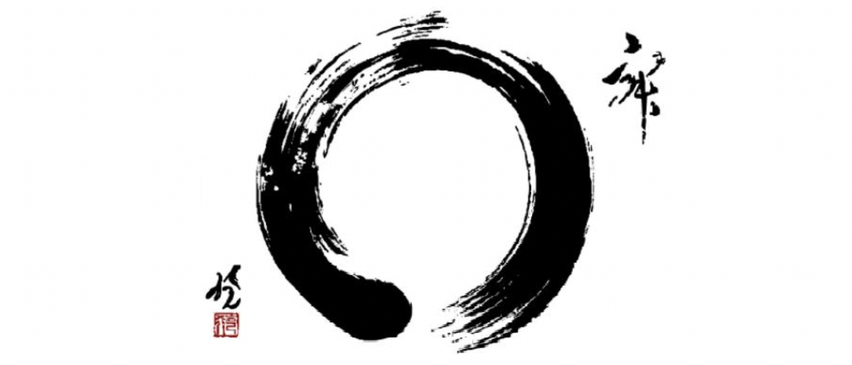 Ein kreisförmiger Pinselstrich in schwarzer Tinte mit chinesischen Schriftzeichen auf der linken Seite des Kreises.