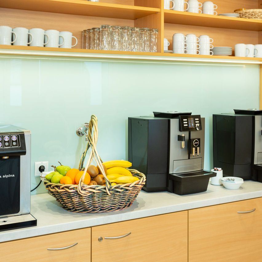 Bild enthält, Shelf, Indoors, Kitchen, Cup, Interior Design, Fruit, Produce, Cabinet, Device